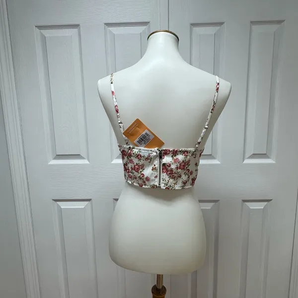 Thatssofetch Lyara Crop Rose Floral‎ - Size 4 - NEW With Tags. - Image 4