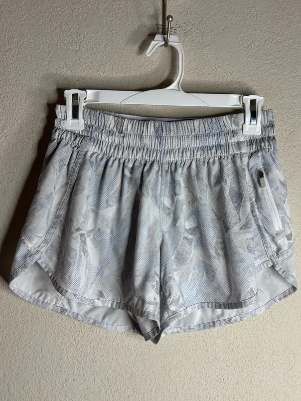 Lululemon Tracker Short 4" Jasmine White Multi size 8 - Image 2
