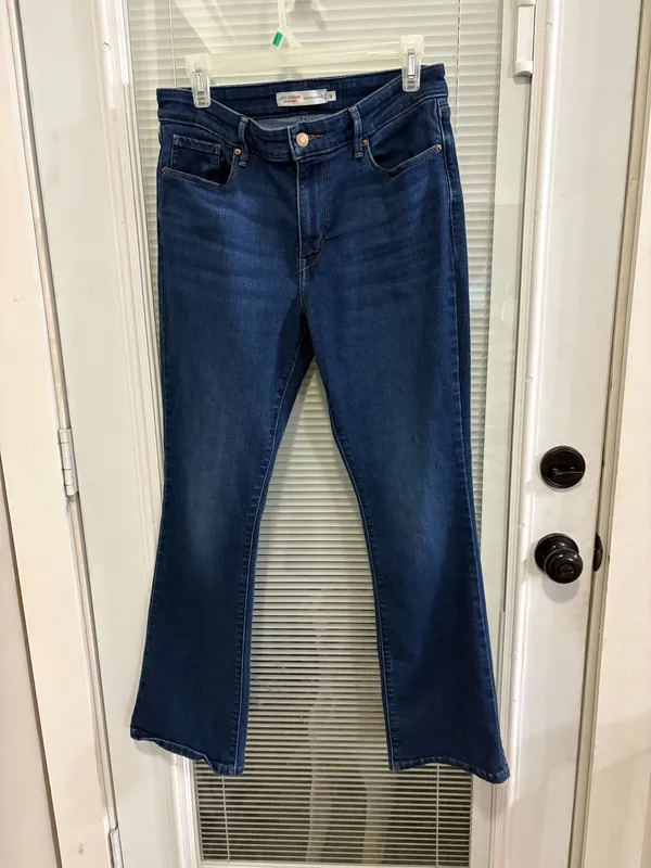 Ladies Sz 8 Levi Strauss mid rise bootcut jeans - Image 2