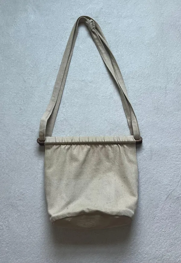 ˚₊‧꒰ა 90's embroidered floral tapestry cream bag with adjustable straps and wooden closure ໒꒱ ‧₊˚ - Image 2