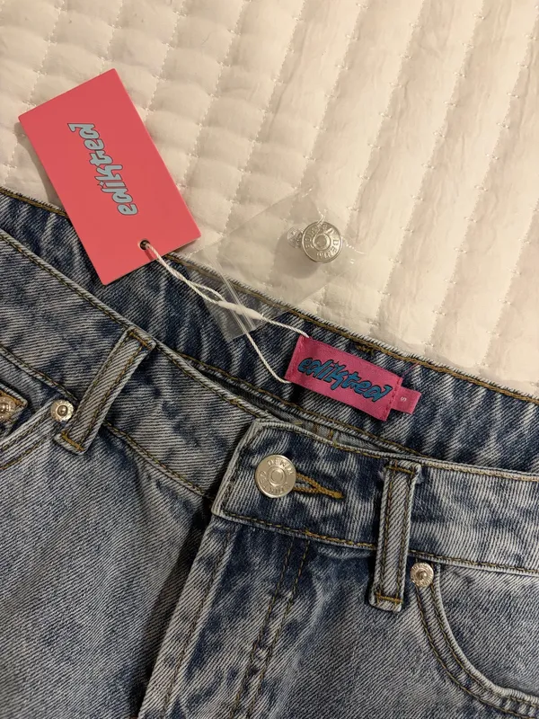 Low-Rise Denim Edikted Shorts - Image 4