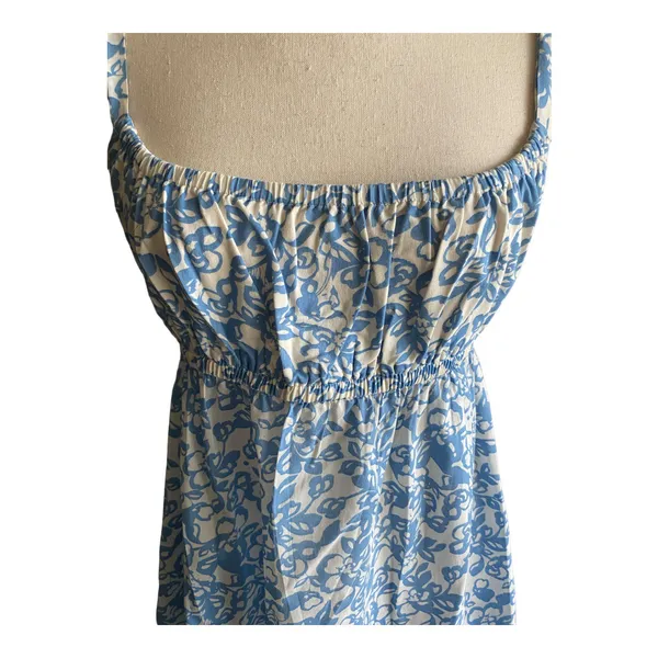 Banana Republic -BLUE AND EHITE FLORAL TOP-SIZE SMALL Adorable blue and white babydoll style too, excellent condition, size small Measurements: Bust: armpit to armpit 17 inches Length: shoulder seam to bottom 27 inches - Image 2