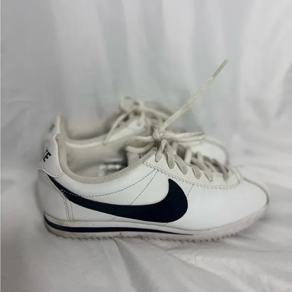 Retro Nike Cortez 1972 classic Nike sneakers w black white 4Y women’s/girls - Image 3