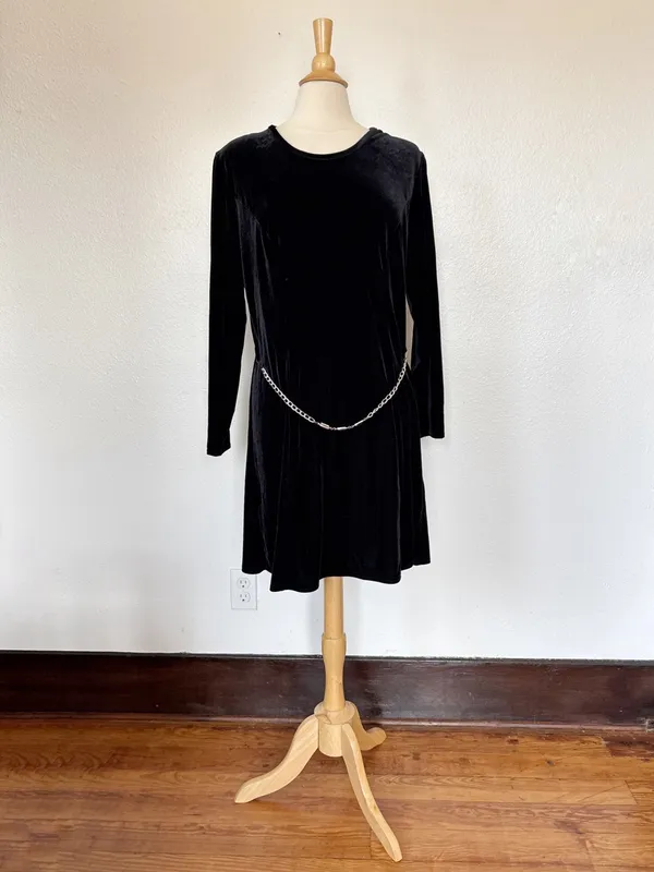 Vintage Solid Black Long Sleeve Velvet Dress with Chain Belt - Image 4