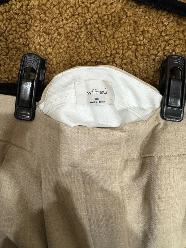 Aritzia Effortless Shorts - Image 5