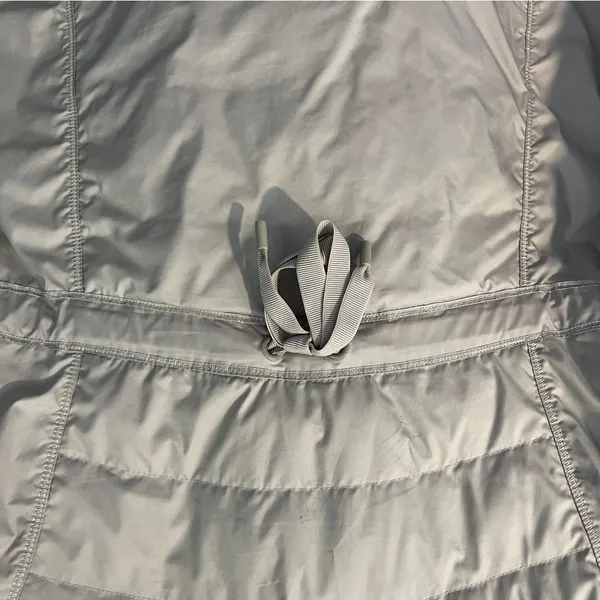 Lululemon Spring Fling Puffy Windbreaker Silver Spoon Ruffle Trim Hooded Size 6‎ - Image 6