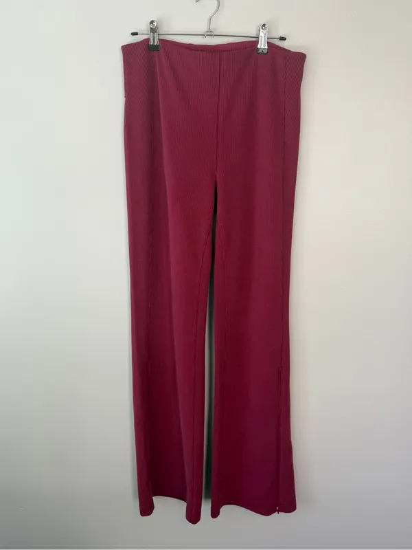 Lululemon Brushed Softstreme Rib Zip Flare 32.5" Pomegranate 10 RARE - Image 2