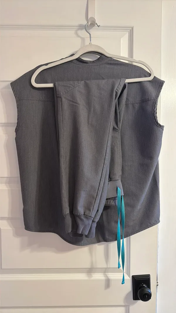 FIGS Scrub Set Jogger Top & Pants - Image 3