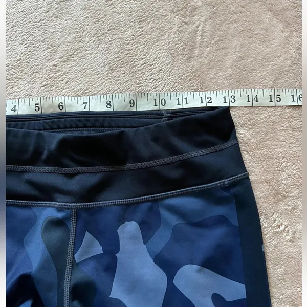 Athleta Women's‎ Blue Camo Sonar Capri Compression Leggings Size S - Image 6