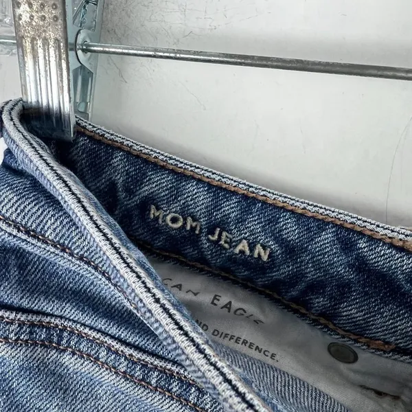 American Eagle Distressed Stretch Mom Jean Ankle Length Size 2 EUC T2586 - Image 10