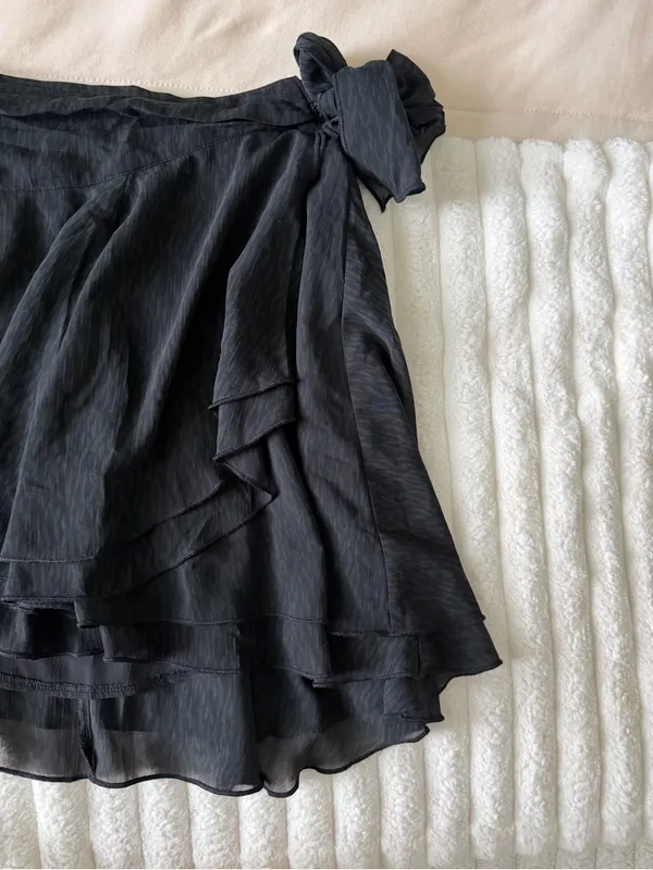 Aerie Black Ruffled Women's Skirt with Bow Accent - Image 3