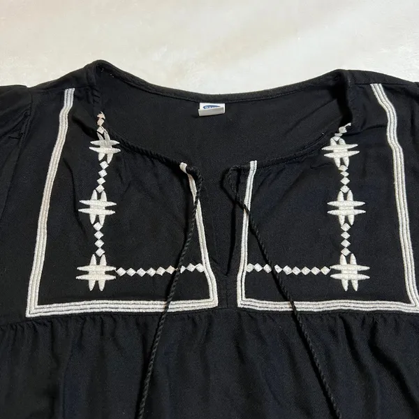Old Navy Split Neck Embroidered Boho Blouse Size S Boho Peasant Festival Casual - Image 3