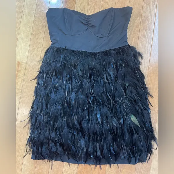 Vintage Elegant Black Feathered Strapless Dress Size 2 - Image 2