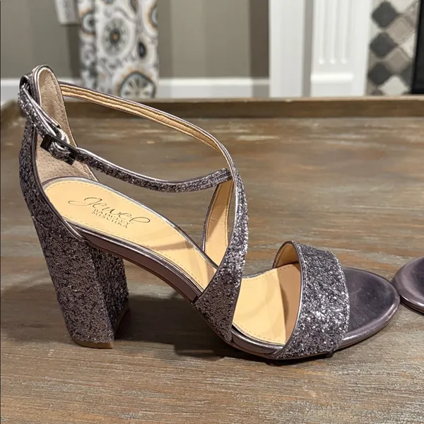Jewel Badgley Mischka Women's 9 Silver Glitter Block Heel Sandals NIB Wedding‎ - Image 2