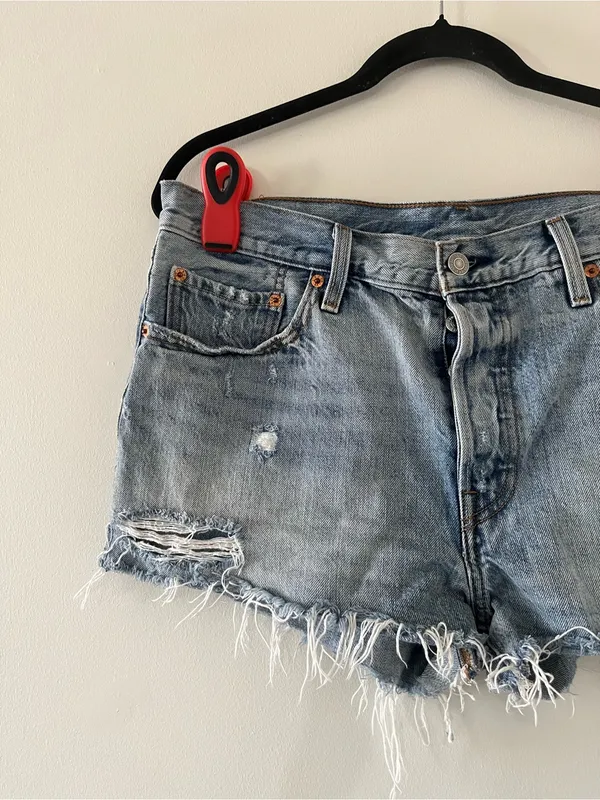 Levi's 501 Women's Cutoff Denim Shorts 32 Light Wash Distressed Raw Hem - Image 2