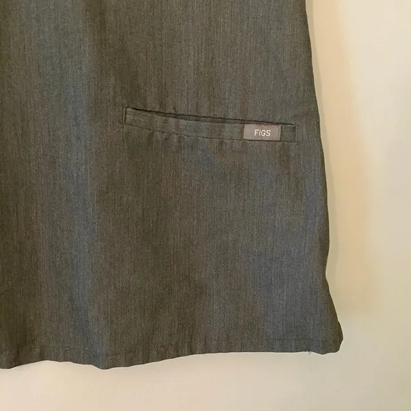 FIGS Graphite Gray Casma Two Pocket Scrub Top Uniform Women's size Small - Image 4