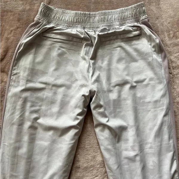 ATHLETA Women’s‎ 6 Brooklyn Lined Camo Purple Joggers Camouflage - Image 3