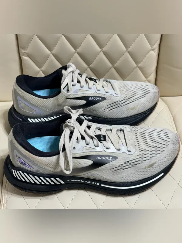 Brooks Adrenaline GTS 23 size 8.5 wide with Hoka insoles - Image 3