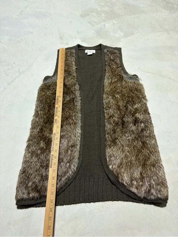 Ariat Knit & Faux Fur Vest medium - Image 2
