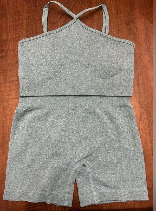 Barely worn two piece workout set. Size S in both top and bottom! - Image 3