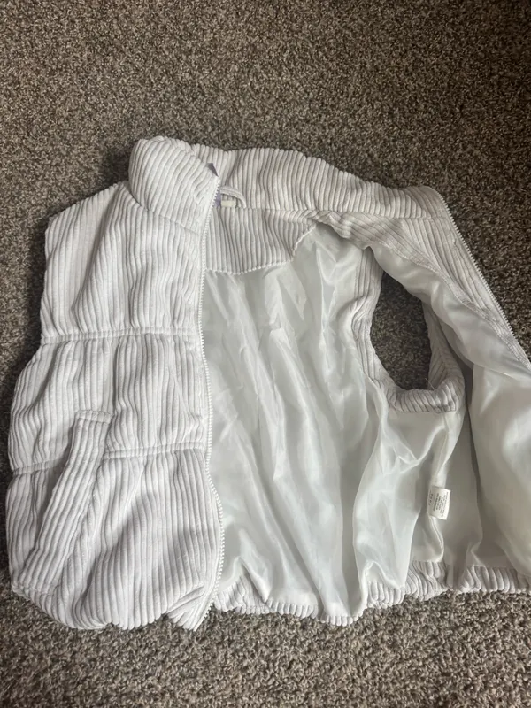 Francesca's White Ribbed Puffer Vest with Zip Front & Pockets - Image 6