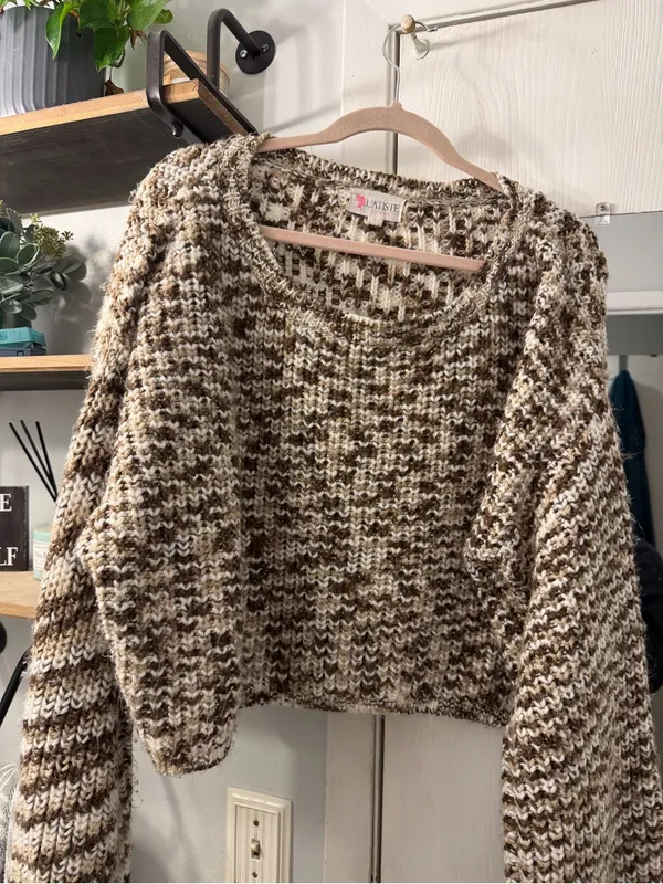L'ATISTE Outfit with Cozy Neutral Marled Knit Sweater Large and Knit Shorts Small- Women - Image 2