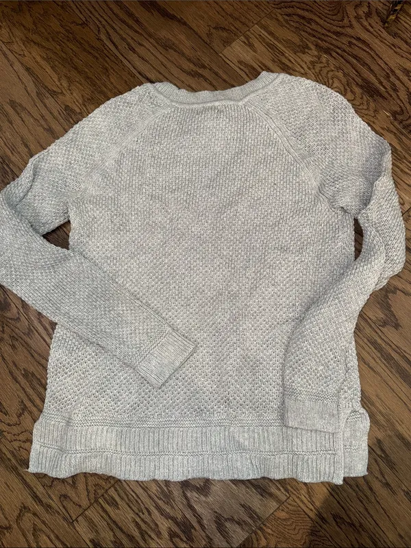 Old Navy Gray Crewneck Knit Sweater size small - Image 3