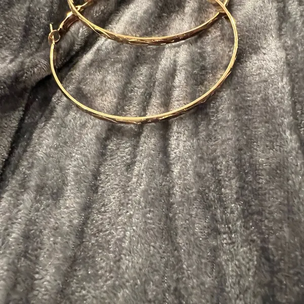 Elegant Gold Hoop Earrings - Image 2