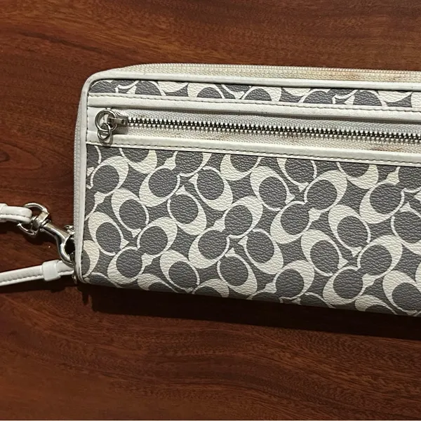 Coach Gray & Ivory Women's Wallet *flaws read notes - Image 2