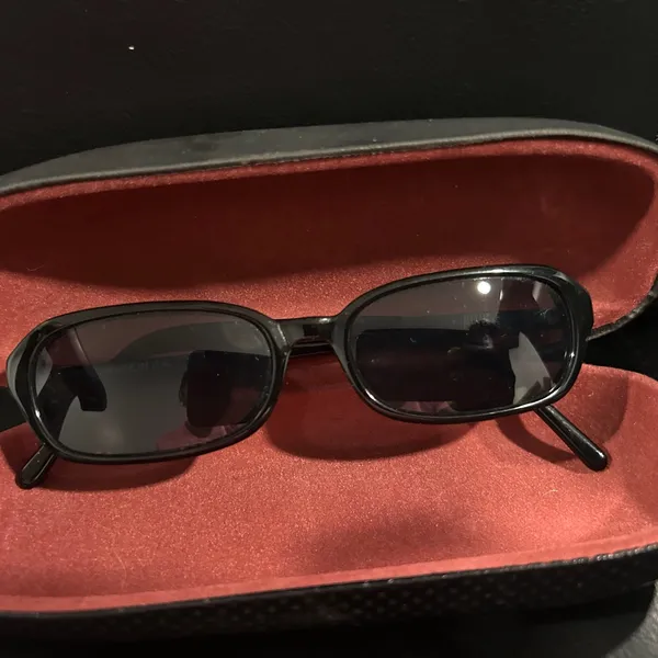 Elegant Black Sunglasses - Image 7