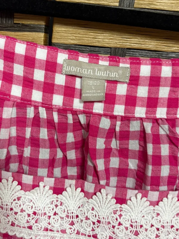 Woman within pink and white plaid top size 18/20 - Image 5