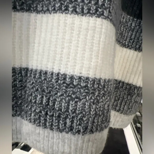 Vince Camuto Puff Sleeve Button Front Gray & Cream Striped Cardigan size small - Image 10