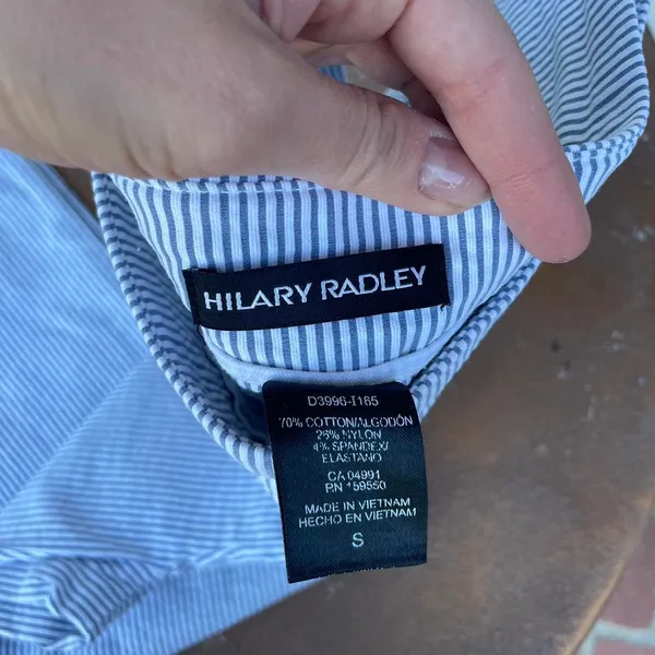 Hilary Radley blue and white striped capri pants size small - Image 4
