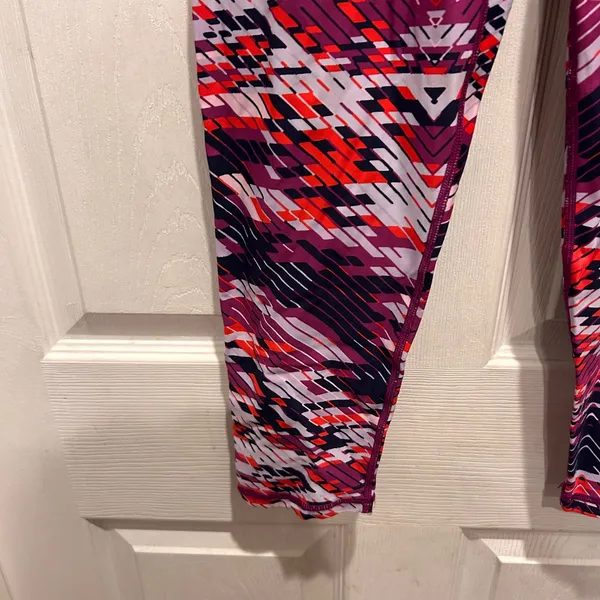 Aerie Chill Play Move High Waisted Geometric Chevron‎ Leggings Purple Red Large - Image 4