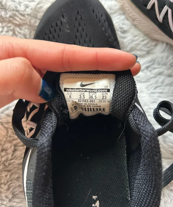 Nike Tennis Shoes - Image 9