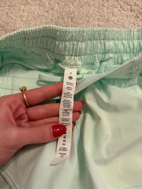 Lululemon Shorts Hotty Hot 2.5" - Image 4