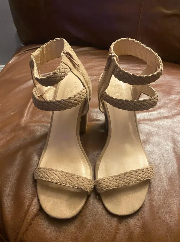 Tan Heels Size 9 - Image 2