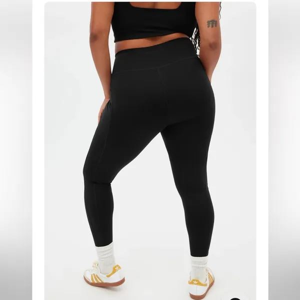 Girlfriend Collective Black Compressive Pocket 7/8th Legging Medium - Image 3
