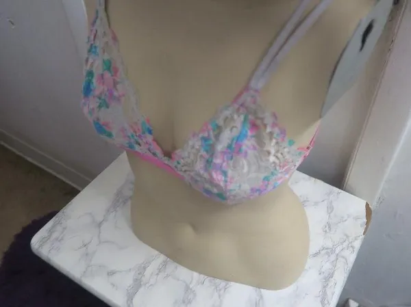 PINK Victoria's Secret lace trimmed triangle bra in white and pink size medium. - Image 3