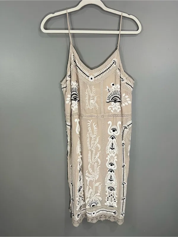 Maeve size med Beige Lace Embroidered Slip Dress with Black Accents - Image 3