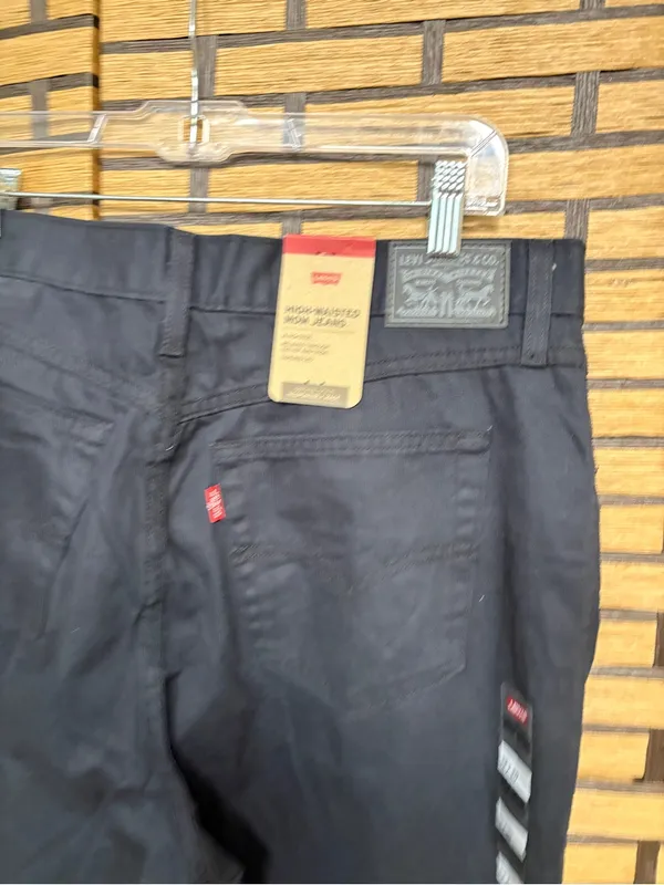 Levi’s black high waisted mom jeans size 33 - Image 4