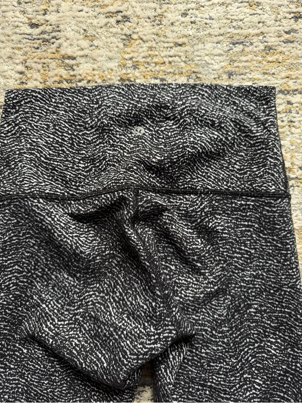 Lululemon 3/4 Leggings size 6 - Image 3