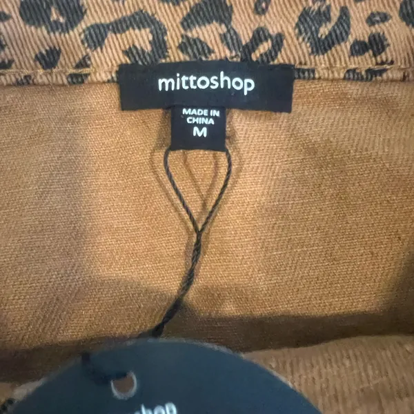 Denim like leopard‎ print skirt with pockets NWT size Medium - Image 4