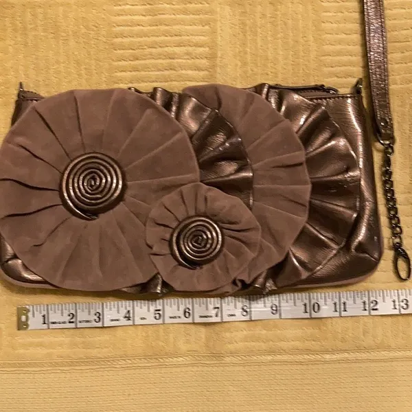 Nine West beautiful brown handbag with flowers & ruffles details on front EUC - Image 3