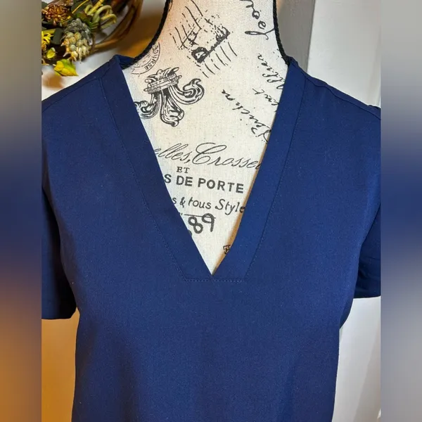 FIGS Technical Collection Casma Three-Pocket V-Neck Scrub Top in Navy Sz XS - Image 3