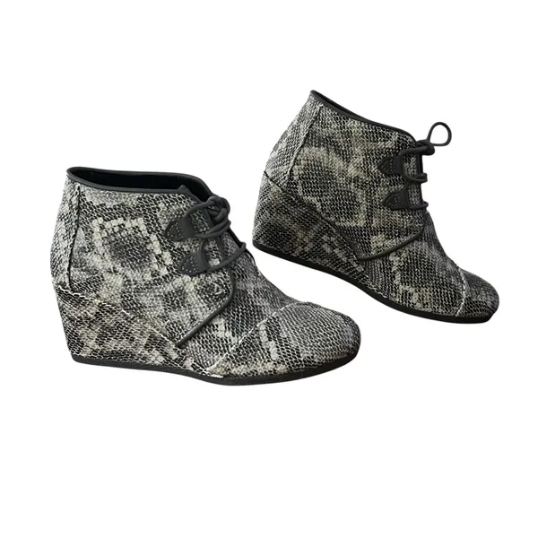 TOMS Boots Womens Sz 8.5 Gray Snake Print Wedge Ankle Lace Up Booties Minimalist - Image 11