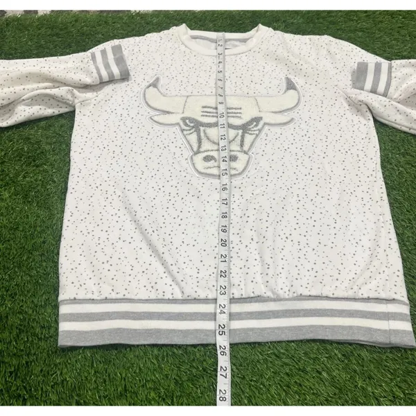 NBA Chicago Bulls Vintage Womens White Logo Sweatshirt Medium - Image 5