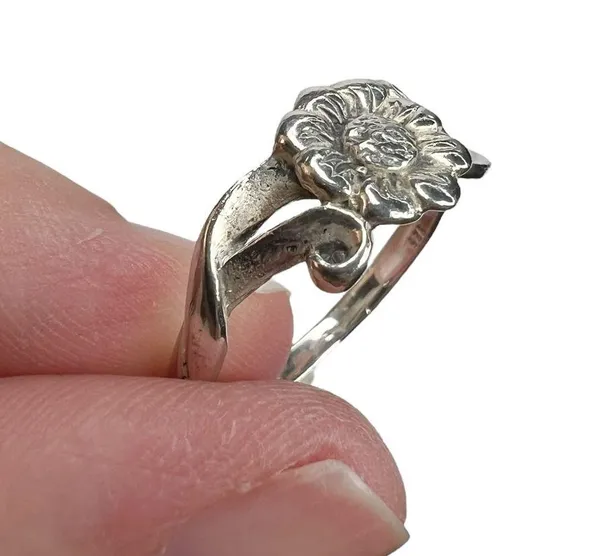 Sterling Silver DBD Stamped Sunflower Flower & Vine Ring - Image 6