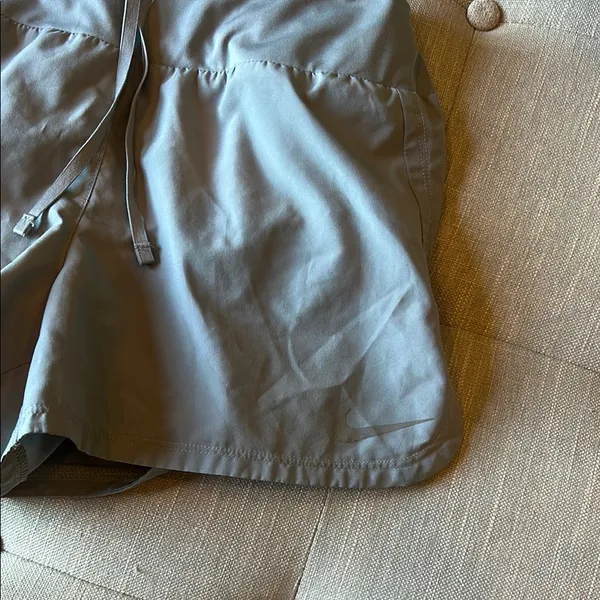 Nike Dri-Fit Light Gray Athletic Shorts Size Small - Image 5