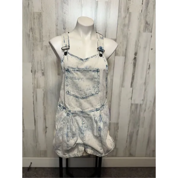 Wild fable overalls shorts size medium - Image 2
